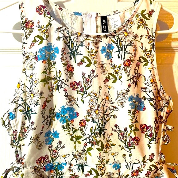 H&M Dresses & Skirts - H&M floral mini dress